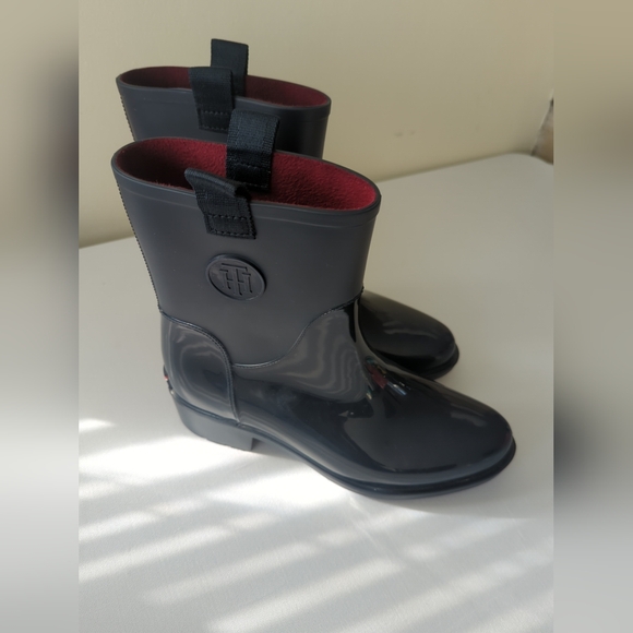 Tommy Hilfiger, khristie Blue patent rain boots size 8m - Picture 1 of 7